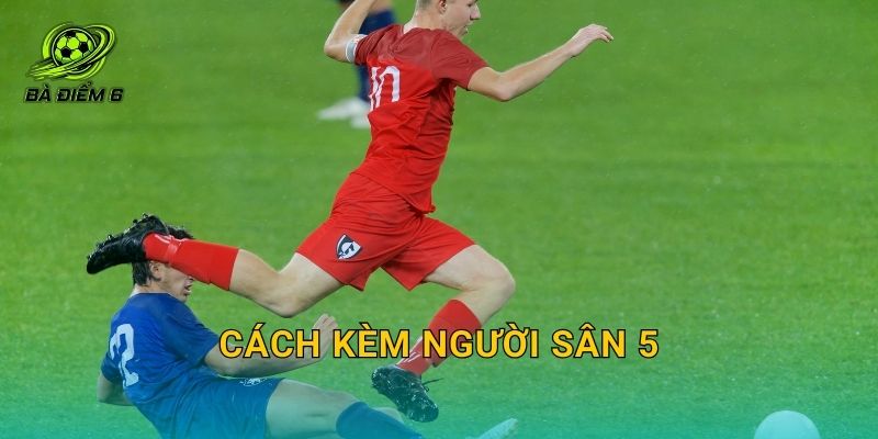 Cách kèm người sân 5: Kỹ thuật 1vs1, cắt đường chuyền và bọc lót không “lộ khoảng”
